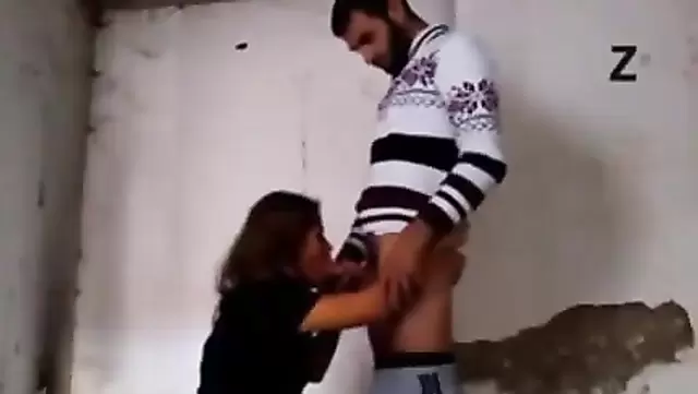 Azgın hatun Türk aletini yalıyor.