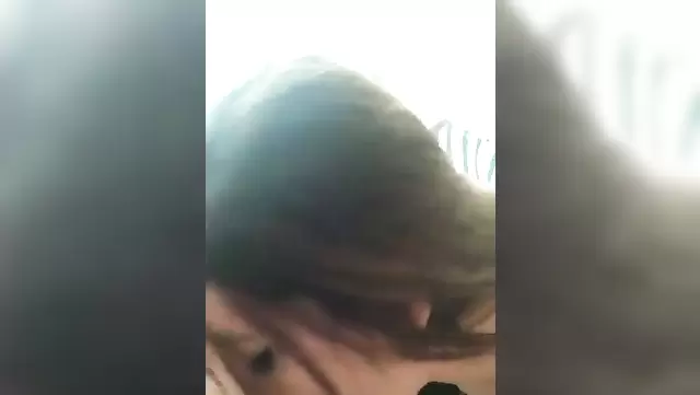 Genç esmer, arkadaşına ağızla zevk veriyor.