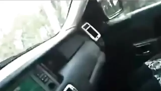 Kadın, arabada Türk bir adamla kendini kameraya alıyor.