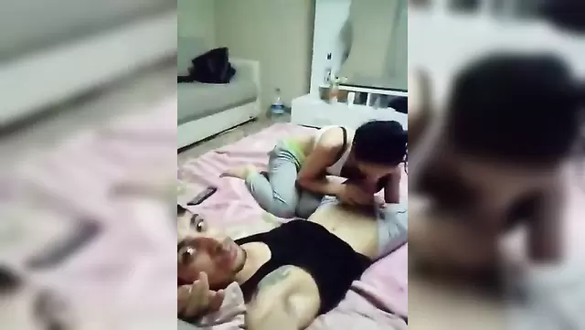 Genç bir Türk, güzel kıza ağızdan zevk verdi.