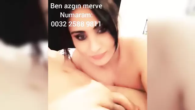Güzel esmer, Türk aletini yalıyor.