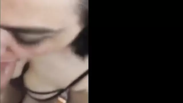 Fantezi iç çamaşırlı güzellik, Türk göçmene ağızla zevk veriyor.