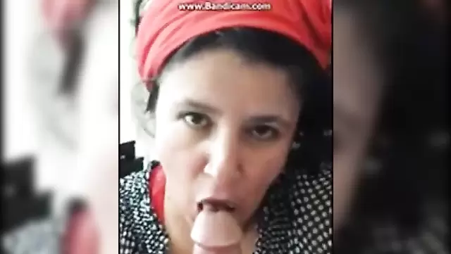 Giyinik Türk hatun, arkadaşına güzel bir oral çekiyor.