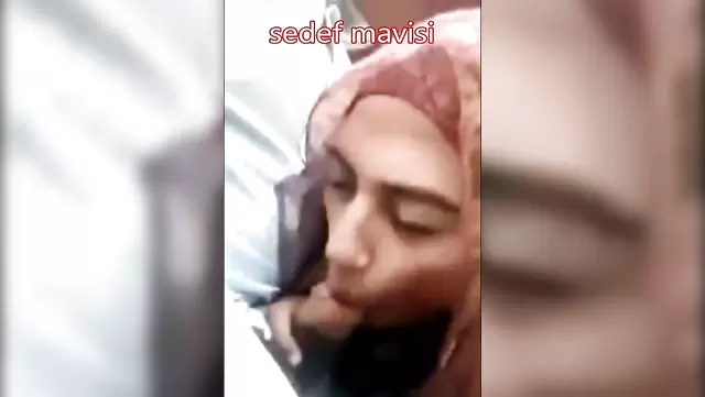 Türk kız, arkadaşının kocaman aletine tatlı bir oral yapıyor.